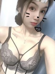 骚首弄姿的小美