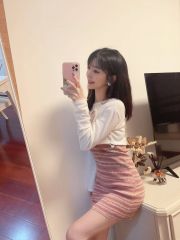 长腿翘臀女孩，喜欢穿短裙，平常爱好健身，霸气脸，带着眼镜就看着很反差。