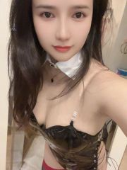 20岁年纪轻轻性感美人