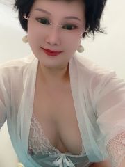 眼镜短发知性少妇