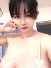 皮肤超白，奶子超挺的妹子