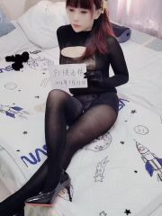 黑丝性感翘臀小骚妇